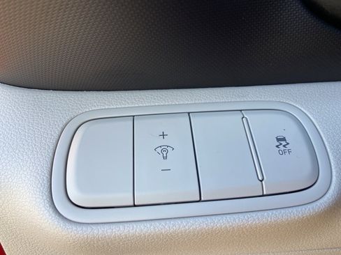 Used 2025 Hyundai Venue SEL FWD image 45