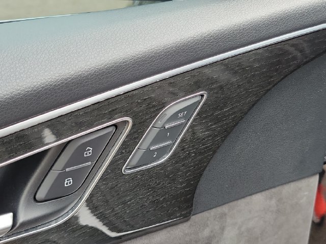 Used 2019 Audi Q8 Prestige w/ Luxury Package AWD/4WD image 11