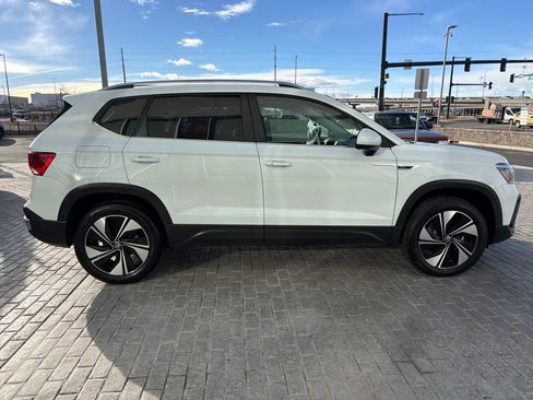 Certified 2024 Volkswagen Taos SE w/ Panoramic Sunroof Package image 7