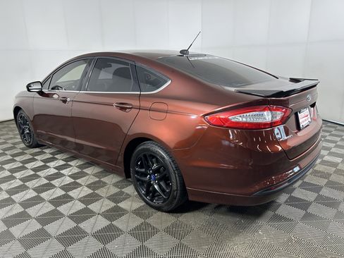 Used 2015 Ford Fusion SE FWD image 3