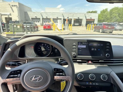 Used 2023 Hyundai Elantra SE FWD image 11