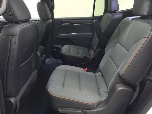 Used 2025 GMC Acadia AT4 w/ Luxury Package image 9