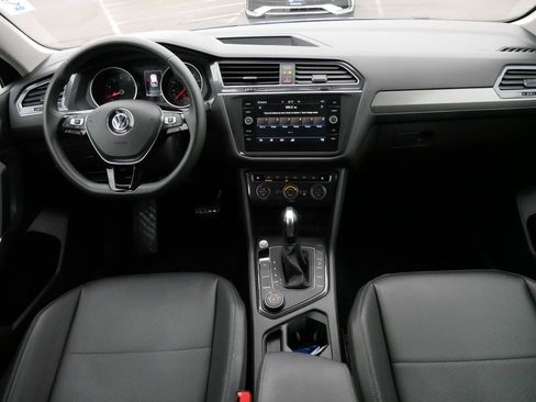 Certified 2020 Volkswagen Tiguan SE w/ Panoramic Sunroof Package image 10