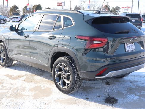 Used 2025 Chevrolet Trax LT w/ LPO, Blackout Package image 8