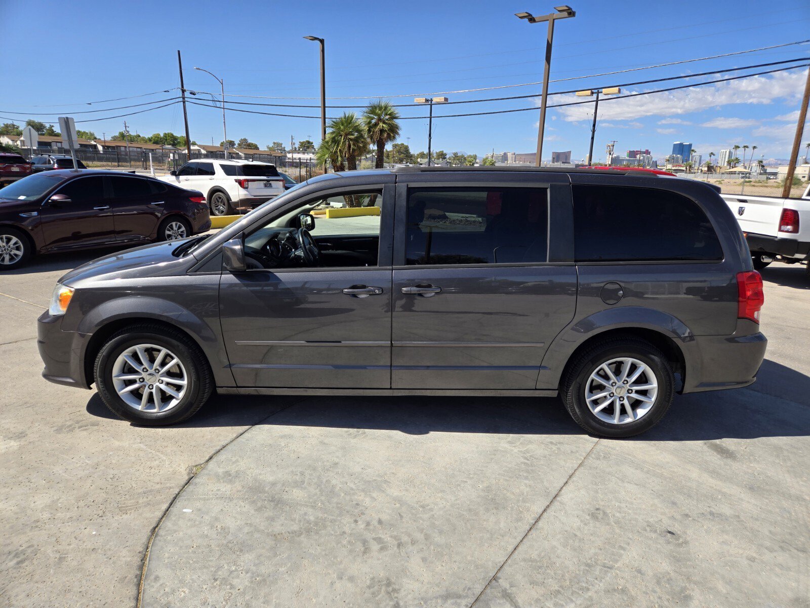 Used 2016 Dodge Grand Caravan SXT w/ UConnect Hands-Free Group FWD image 2