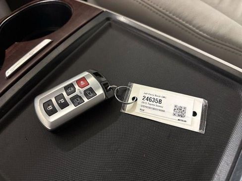 Used 2013 Toyota Sienna XLE image 3