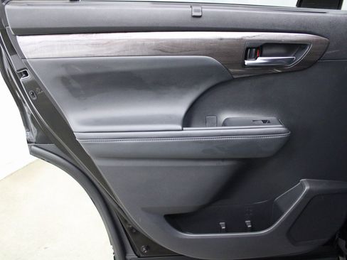 Used 2022 Toyota Highlander Limited image 16