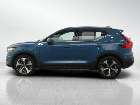 Used 2025 Volvo XC40 B5 Plus image 2