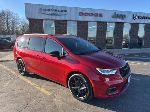 New 2026 Chrysler Pacifica Select image 2