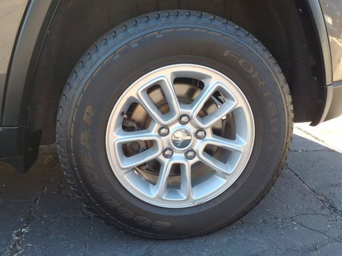 Used 2018 Jeep Grand Cherokee Laredo AWD/4WD image 9