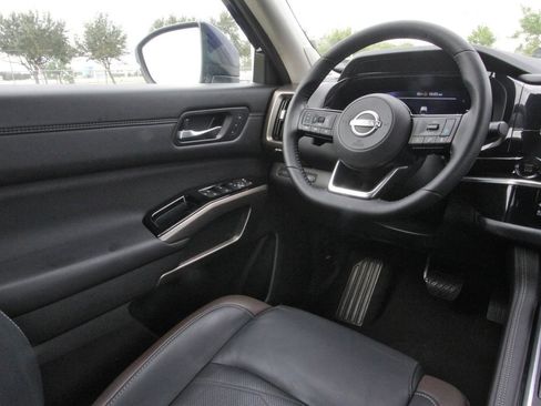Certified 2025 Nissan Pathfinder Platinum AWD/4WD image 12