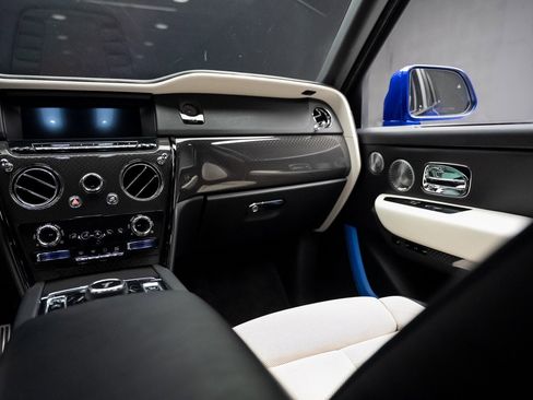 Used 2021 Rolls-Royce Cullinan Black Badge image 40