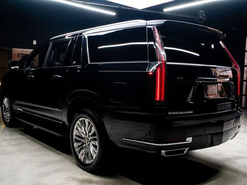 Used 2025 Cadillac Escalade ESV Premium Luxury AWD/4WD image 22
