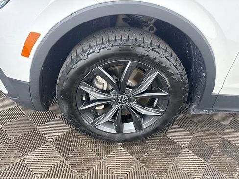 Used 2022 Volkswagen Tiguan SE AWD/4WD image 31