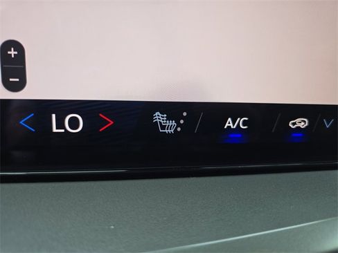 Used 2024 Chevrolet Traverse LT image 20