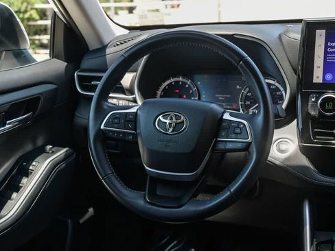 Used 2024 Toyota Highlander XLE FWD image 12
