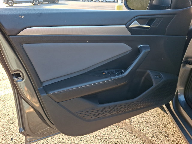 Used 2025 Volkswagen Jetta SE FWD image 12