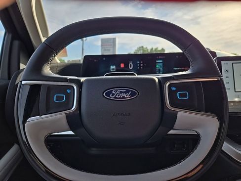 Used 2025 Ford Expedition Platinum w/ Driver's Package AWD/4WD image 42
