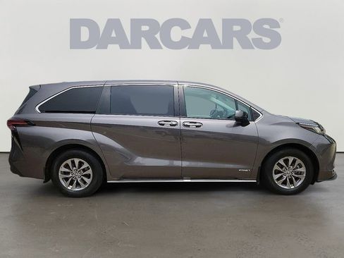 Used 2021 Toyota Sienna XLE image 7