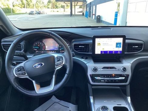 Used 2022 Ford Explorer XLT w/ Equipment Group 202A AWD/4WD image 19
