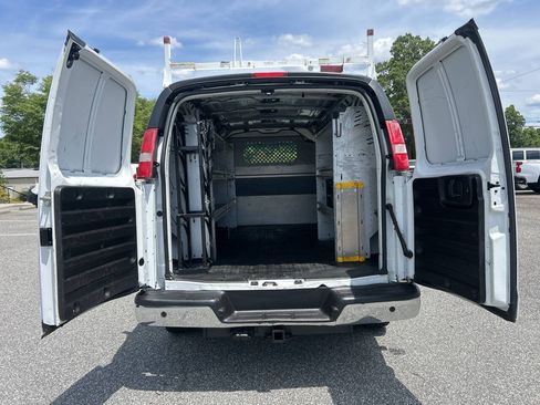 Used 2017 Chevrolet Express 2500 RWD image 21