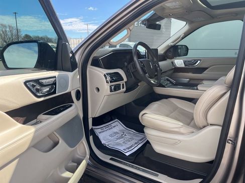 Used 2019 Lincoln Navigator Reserve image 13