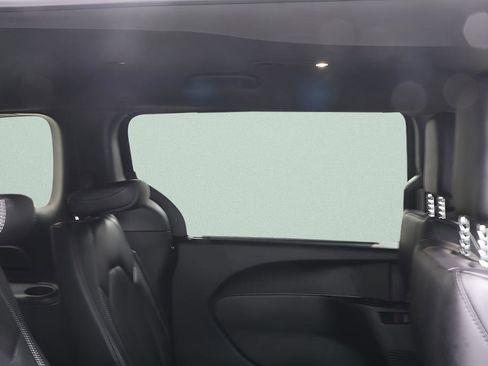 Used 2025 Chrysler Pacifica Select image 27