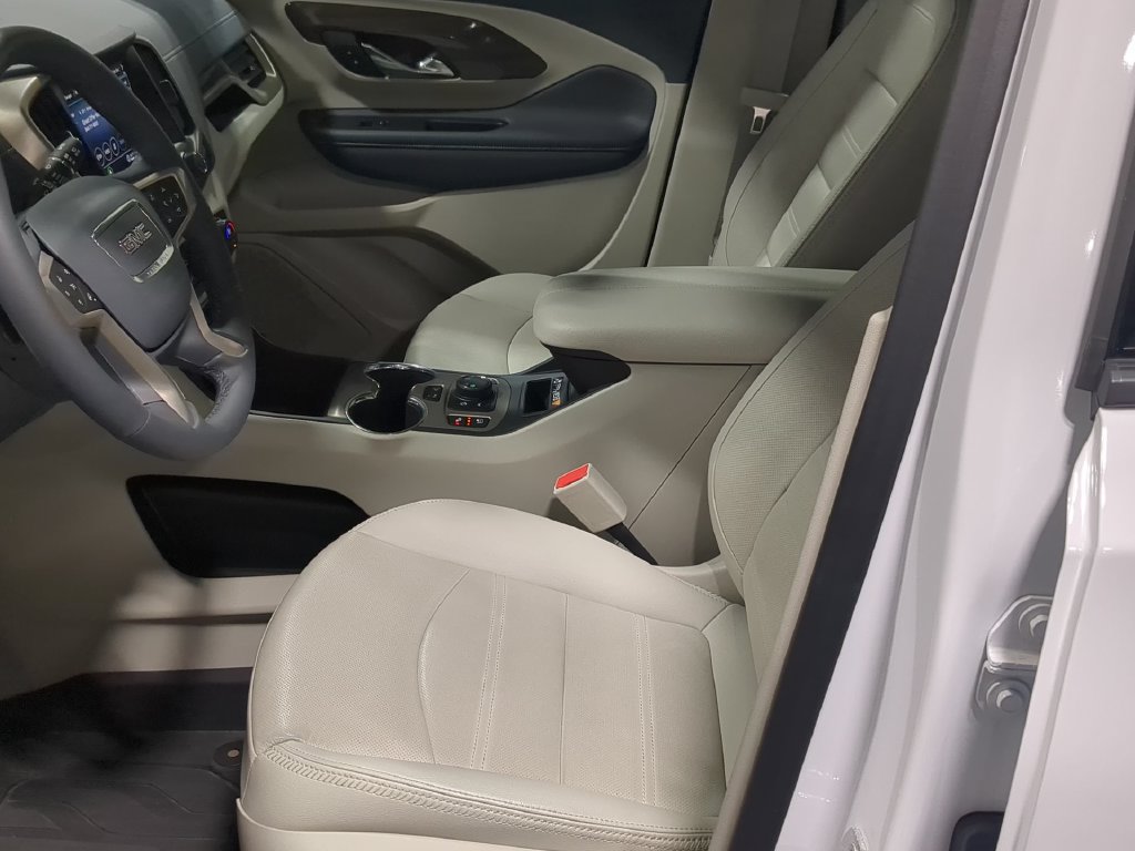 Used 2024 GMC Terrain Denali w/ Denali Premium Package AWD/4WD image 16