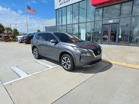Used 2021 Nissan Rogue SV image 2