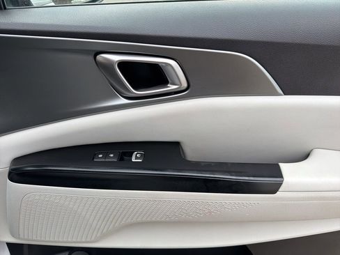 Used 2022 Kia Carnival LX image 25