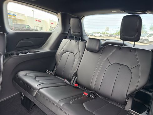 New 2026 Chrysler Pacifica Select FWD image 33