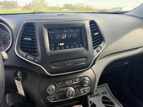 Used 2019 Jeep Cherokee Latitude w/ Popular Appearance Group FWD image 20