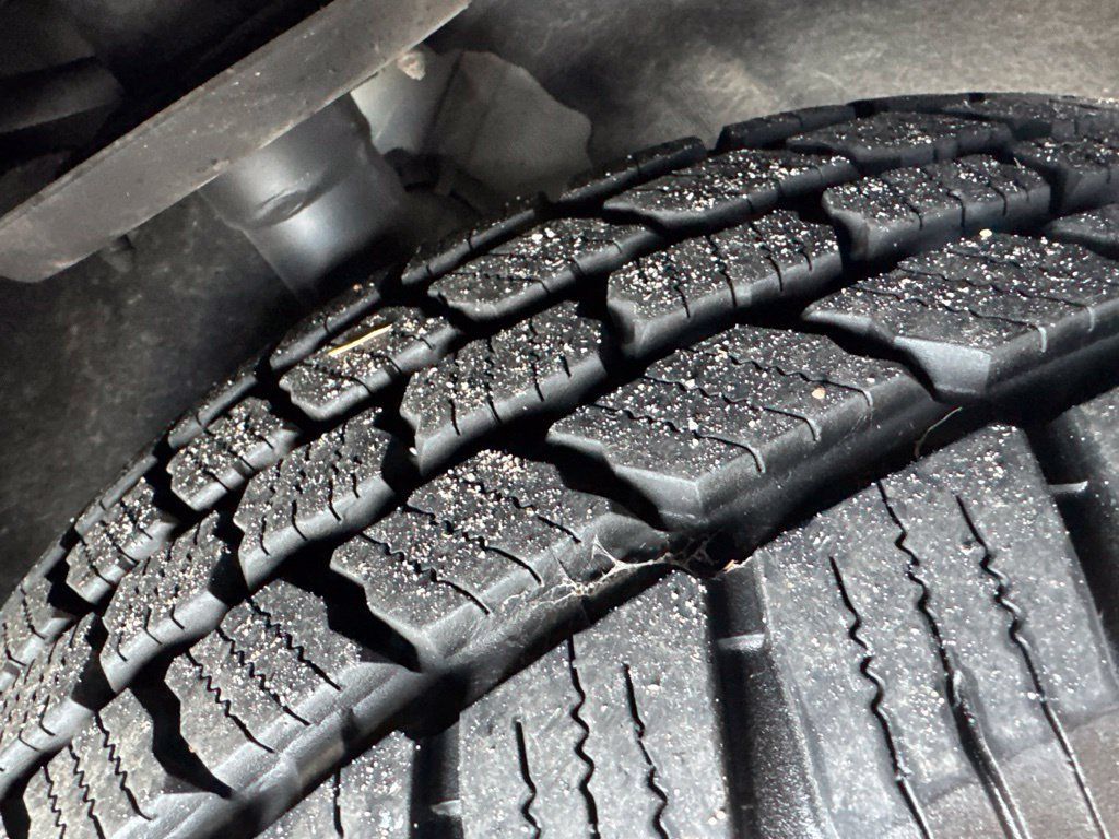 Used 2023 Chrysler Pacifica Touring-L FWD image 3