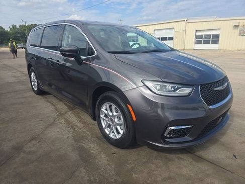 Used 2023 Chrysler Pacifica Touring-L FWD image 2
