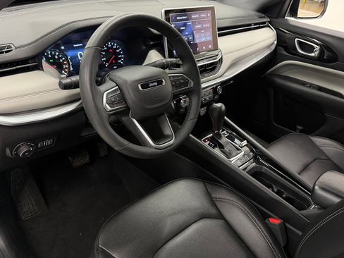 Used 2025 Jeep Compass Limited image 3