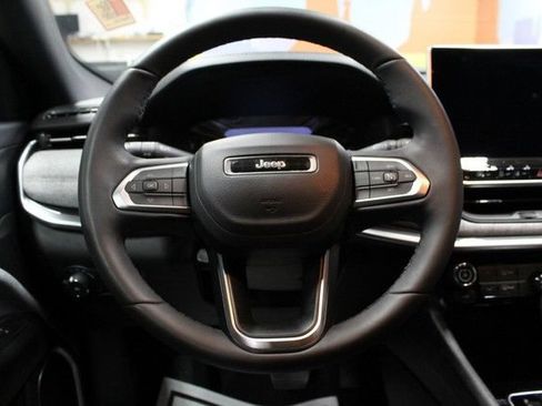 Used 2023 Jeep Compass Latitude AWD/4WD image 19