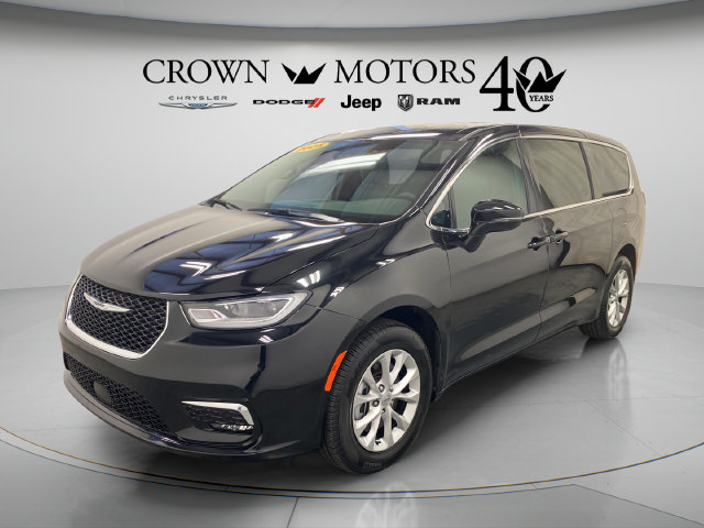 Used 2025 Chrysler Pacifica Select w/ Uconnect Theater Family Group AWD/4WD image 1
