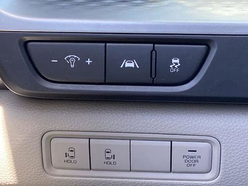 Used 2023 Kia Carnival LX FWD image 13
