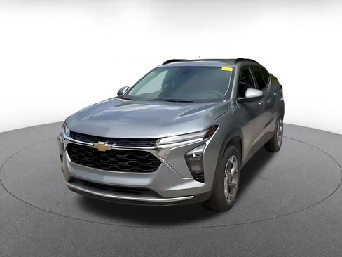 Used 2025 Chevrolet Trax LT FWD image 6