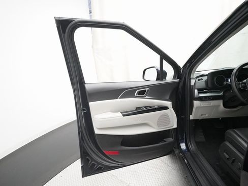 Certified 2024 Kia Carnival LX image 28