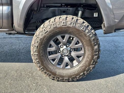 Used 2021 Toyota Tacoma SR5 AWD/4WD image 8