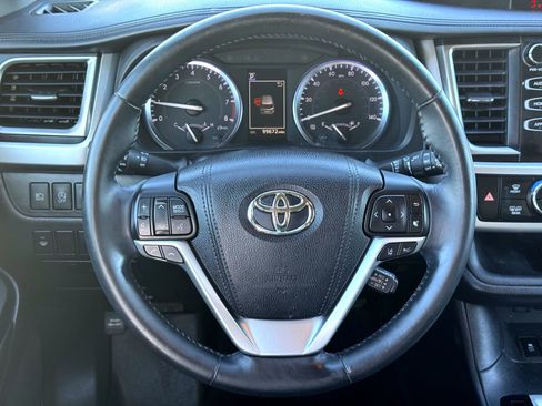 Used 2017 Toyota Highlander SE image 23