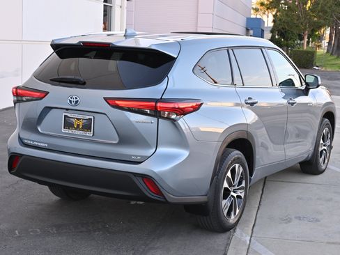 Used 2021 Toyota Highlander XLE AWD/4WD image 6