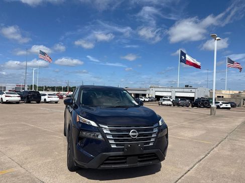 Certified 2025 Nissan Rogue SV FWD image 3