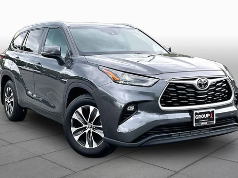 Used 2023 Toyota Highlander XLE FWD image 3