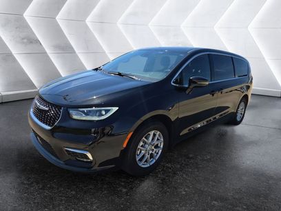 Used 2025 Chrysler Pacifica Select