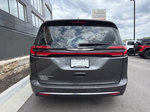 Used 2023 Chrysler Pacifica Touring-L FWD image 4