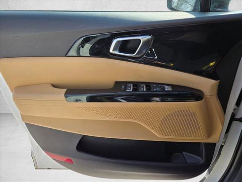 Used 2024 Kia Carnival EX image 7