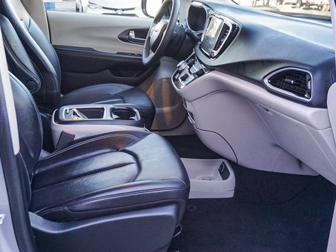 Used 2024 Chrysler Pacifica Touring-L image 13