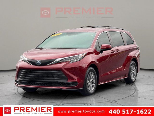 Certified 2022 Toyota Sienna LE FWD image 1
